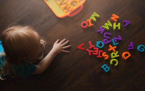 Parece autismo, mas não é. Alguns distúrbios como a hiperlexia ou a Síndrome de Rett podem parecer com o Autismo, mas existem diferenças.