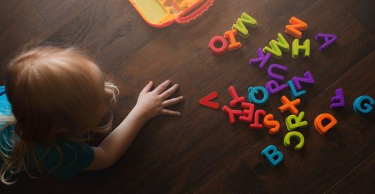 Parece autismo, mas não é. Alguns distúrbios como a hiperlexia ou a Síndrome de Rett podem parecer com o Autismo, mas existem diferenças.