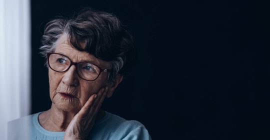 O Alzheimer exige adaptações na rotina. Confira algumas dicas
